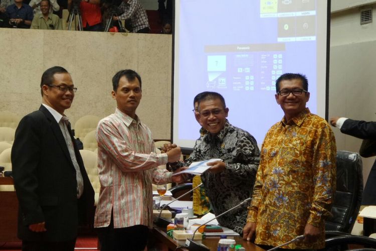 Pimpinan pansus hak angket KPK bersama Muchtar Effendi dan Miko Panji Tirtayasa di Kompleks Parlemen, Senayan, Jakarta, Selasa (25/7/2017(.