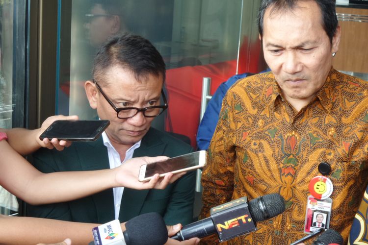 Dirjen Pajak Ken Dwijugiasteadi dan Wakil Ketua KPK Saut Situmorang di Gedung KPK Jakarta, Selasa (8/8/2017).