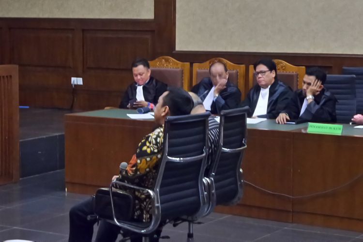 Kamaludin dan mantan Hakim Konstitusi, Patrialis Akbar,  dalam sidang pembacaan tuntutan di Pengadilan Tipikor Jakarta, Senin (14/8/2017).