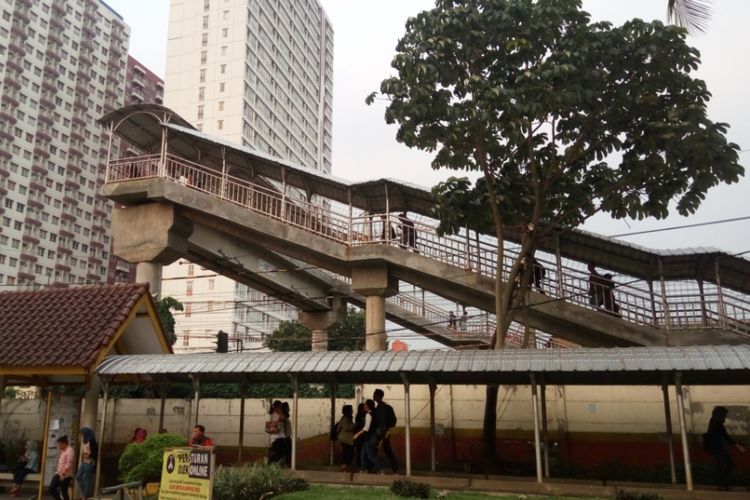 Jembatan penyeberangan orang yang berlokasi tak jauh dari Stasiun UI. Jembatan ini menjadi akses penghubung bagi pejalan kaki dari arah Jalan Margonda yang hendak menuju komplek Kampus UI, tak terkecuali Stasiun UI sendiri.