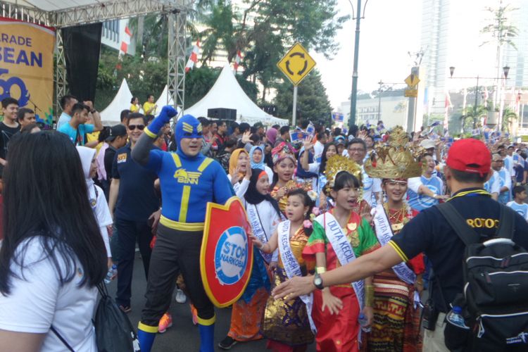 Parade memperingat HUT ke-50 ASEAN di Jalan Imam Bonjol, Jakarta Pusat, Minggu (27/8/2017) 