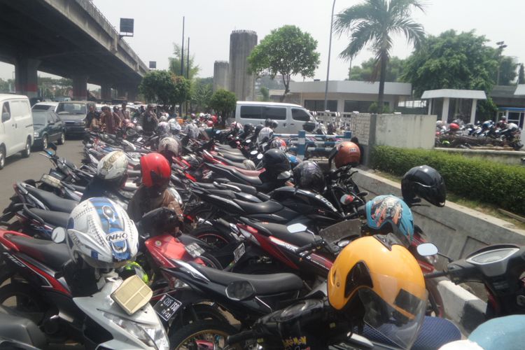 Antrian panjang terjadi di Kantor Samsat Jakarta Timur,  Jalan DI Panjaitan, pada Kamis (31/8/2017).  Antrian yang terjadi merupakan keramaian masyarakat yang hendak  menggunakan program pengampunan denda pajak kendaraan bermotor (PKB) dan bea balik nama kendaraan bermotor (BBNKB). Program tersebut akan berakhir pada Kamis hari ini.