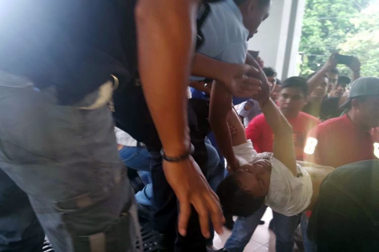 Narapidana yang lari dari Lapas Ternate dilarikan ke RSUD setempat setelah paha kirinya ditembak oleh polisi, Senin (6/9/2017)
