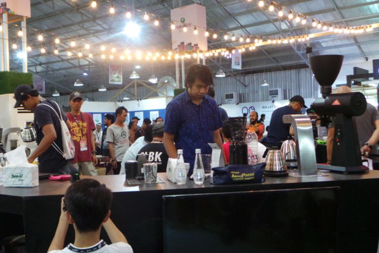 Barista tengah meroasting kopi, di Mandiri Jakarta Coffee Week, Pantai Indah Kapuk, Jakarta Utara, Jumat (8/9/2017).