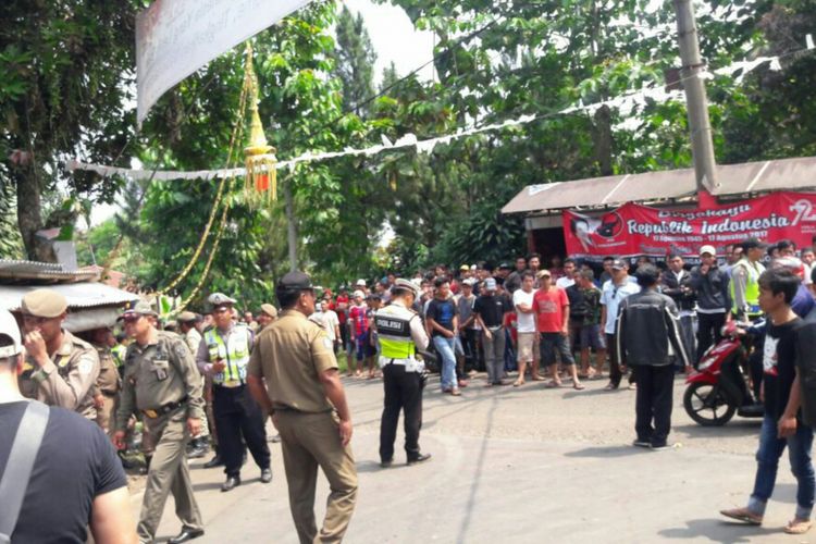Sejumlah massa berkumpul di depan Pondok Pesantren Ibnu Masud, di Kampung Jami, Desa Sukajaya, Kecamatan Taman Sari, Bogor, Jawa Barat, Senin (18/9/2017). Mereka menuntut agar pondok pesantren tersebut dibubarkan.