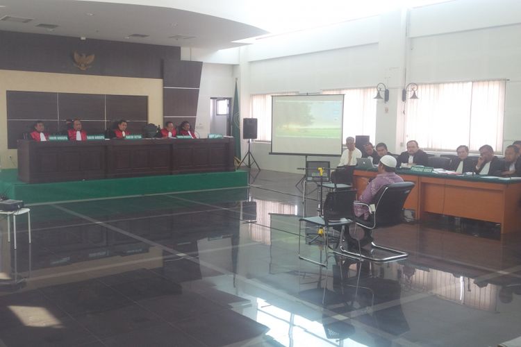 Suasana  sidang lanjutan dugaan pelanggaran UU ITE dengan terdakwa Buni Yani di Gedung Dinas Per‎pustakaan dan Arsip (Dispusip) Kota Bandung, Selasa (19/9/2017). 