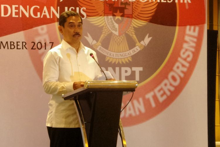 Kepala BNPT Suhardi Alius saat peluncuran buku putih mengenai pemetaan risiko tindak pidana pendanaan terorisme terkait jaringan domestik yang terafiliasi dengan kelompok Islamic State of Iraq and Syria atau ISIS di Hotel Aryaduta, Gambir, Jakarta Pusat, Rabu (27/9/2017).   