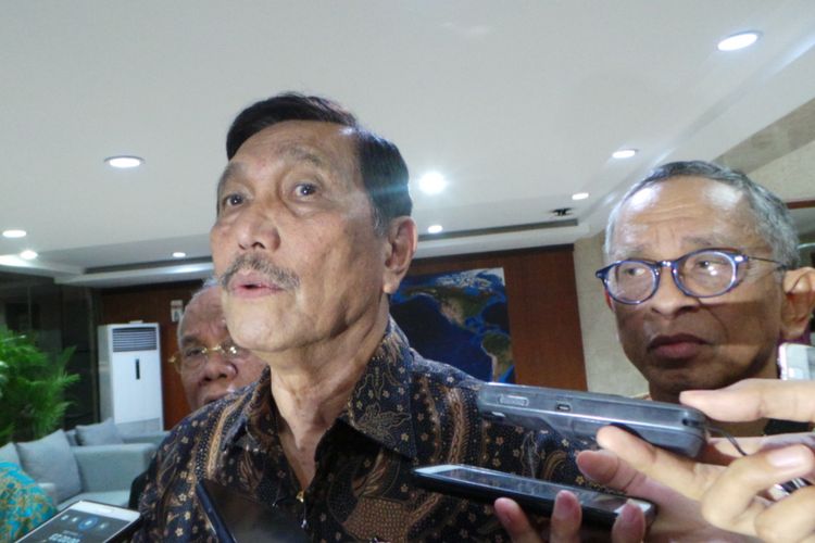 Menko Bidang Kemaritiman Luhut Binsar Panjaitan, seusai rapat kelanjutan reklamasi Teluk Jakarta, di Kantor BPPT, Jakarta Pusat, Senin (2/10/2017).