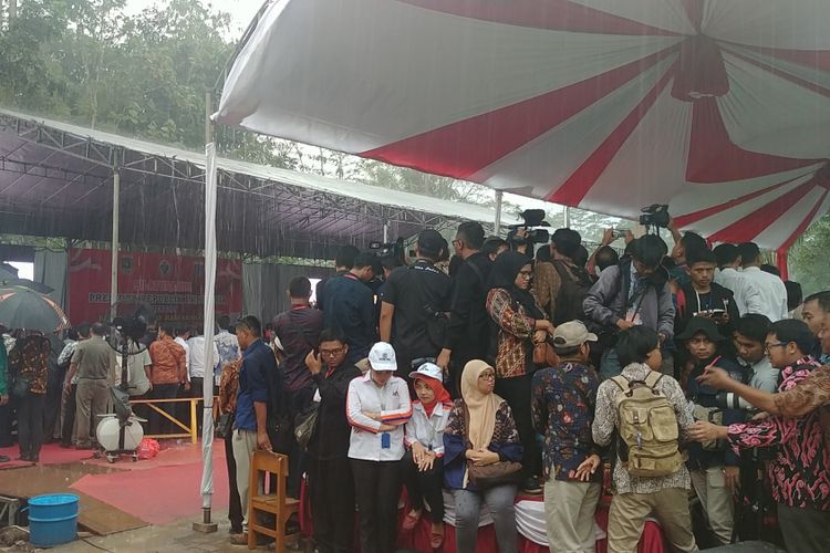 Hujan deras mengguyur Desa Muruy, Kecamatan Menes, Kabupaten Pandeglang, Banten, saat Presiden Joko Widodo tiba di daerah tersebut, Rabu (4/10/2017) sore. 