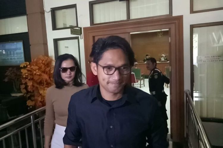 Ibnu Jamil dan Ade Maya saat keluar dari ruang sidang menuju ruang mediasi di Pengadilan Agama Jakarta Selatan, Kamis (5/10/2017).