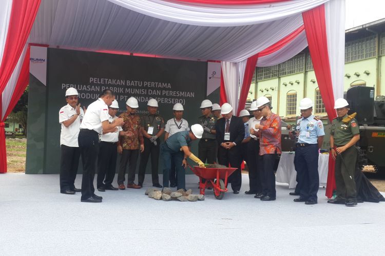 Acara peletakan batu pertama perluasan pabrik munisi PT Pindad (Persero) di Turen, Kabupaten Malang, Jawa Timur, Senin (9/10/2017)