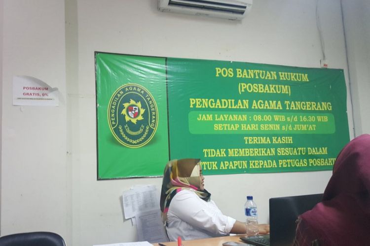 Suasana di dalam ruangan pos bantuan hukum (posbakum) kantor Pengadilan Agama Kota Tangerang, Rabu (11/10/2017). 