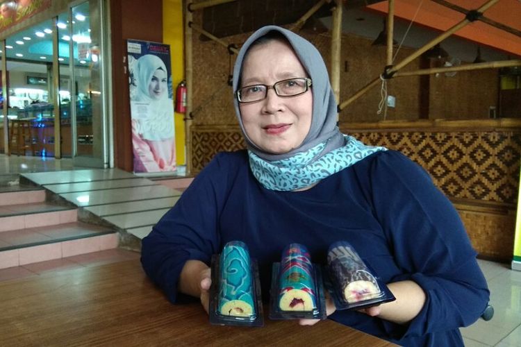 Siswaty Elfin Bachtiar memamerkan karya bolu batik buatannya saat ditemui KompasTravel di Depok, Jawa Barat, Selasa (10/10/2017). Siswaty mengaku bisa membuat bolu dengan motif batik dari Aceh hingga Papua.