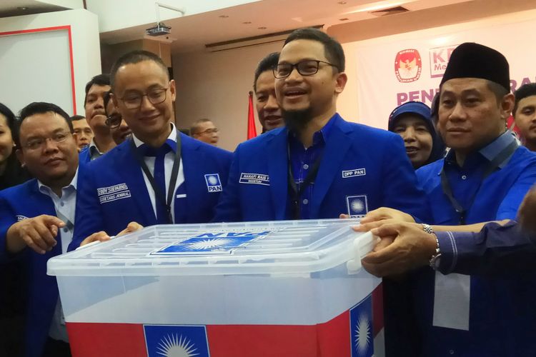 Wakil Ketua Umum DPP PAN, Hanafi Rais (tengah kanan) mengangkat boks dokumen persyaratan pendaftaran calon peserta Pemilu 2019 di kantor KPU RI, Jakarta, Jumat (13/10/2017).