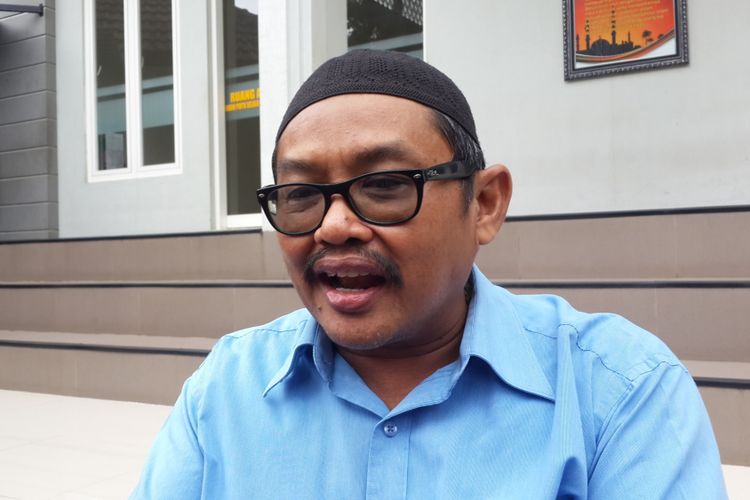 Wakil Ketua DPRD Kota Malang Zainuddin saat jeda pemeriksaan oleh penyidik Komisi Pemberantasan Korupsi (KPK) di Mapolres Malang Kota, Rabu (18/10/2017)