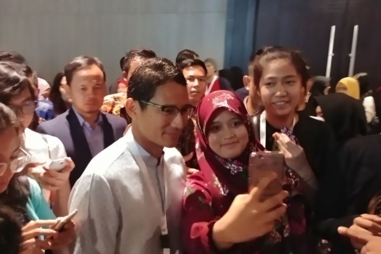 Sandiaga Selfie dengan warga saat hadir di acara Conference on Indonesian Foreign Policy (CIFP) 2017 di Kota Kasablanka, Jakarta, Sabtu (21/10/2017). 