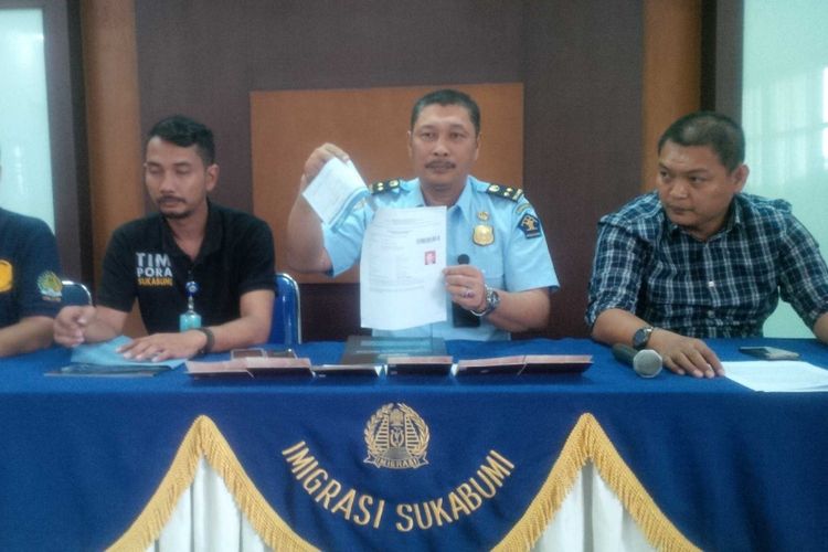 Kepala Kantor Imigrasi Sukabumi, Hasrulla memperlihatkan dokumen keimigrasian enam WNA China di Sukabumi, Jawa Barat, Rabu (25/10/2017).
