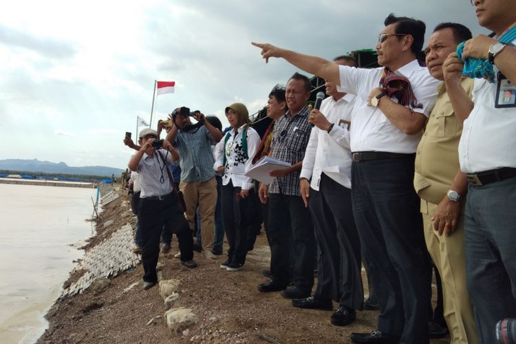Menteri Koordinator Bidang Kemaritiman Luhut Binsar Panjaitan sedang memantau produksi tambak garam di Bipolo, Desa Bipolo, Kecamatan Sulamu, Kabupaten Kupang, Nusa Tenggara Timur (NTT), Senin (30/10/2017)