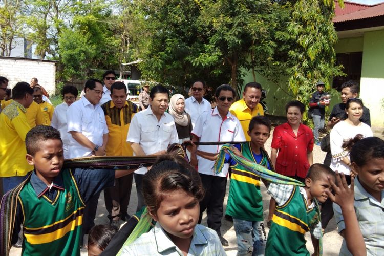 Kedatangan Ketua DPR RI Setya Novanto disambut tarian oleh anak-anak yatim piatu Panti Asuhan Katolik Yayasan Sonaf Maneka, Kota Kupang, Nusa Tenggara Timur (NTT), Senin (13/11/2017).