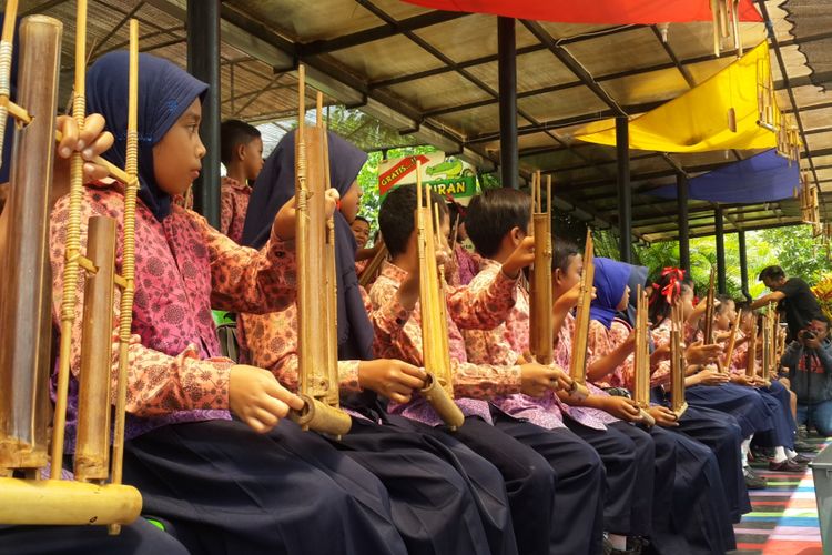 Sejumlah siswa SD saat memainkan angklung di Saung Angklung Predator Fun Park di Kota Batu, Jawa Timur, Kamis (16/11/2017)