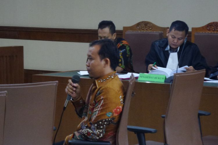 Panitera pengganti pada Pengadilan Negeri Jakarta Selatan, Tarmizi, bersaksi di Pengadilan Tipikor Jakarta, Kamis (16/11/2017).