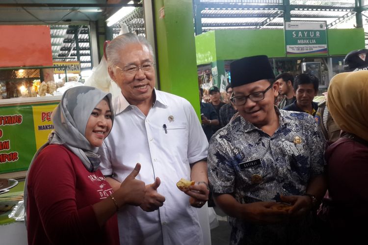 Menteri Perdagangan RI Enggartiasto Lukita usai melakukan peninjauan di Pasar Oro-oro Dowo Kota Malang, Jumat (24/11/2017)