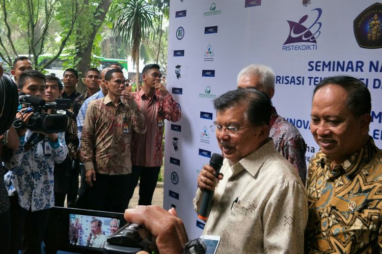 Wakil Presiden Jusuf Kalla ketika ditemui usai mengisi sebuah acara di Gedung Widyaloka, Universitas Brawijaya, Malang, Jawa Timur, Senin (4/12/2017). 