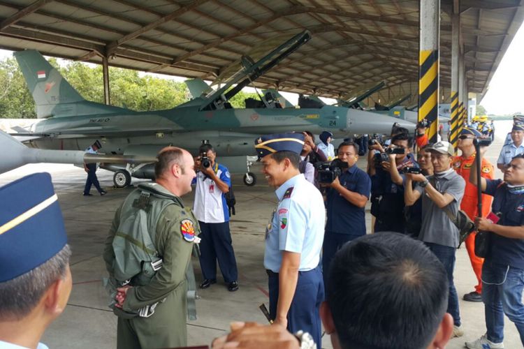 Danlanud Iswahjudi, Marsma TNI Samsul Rizal berbincang dengan penerbang tempur Angkatan Udara Amerika Serikat yang menerbangkan pesawat tempur F -16 hibah pemerintah AS di Lanud Iswahjudi, Selasa ( 12 / 12 / 2017) siang. 