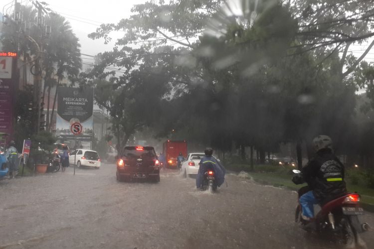 Kondisi genangan air di Jalan Veteran, Kota Malang saat hujan deras, Jumat (15/12/2017).