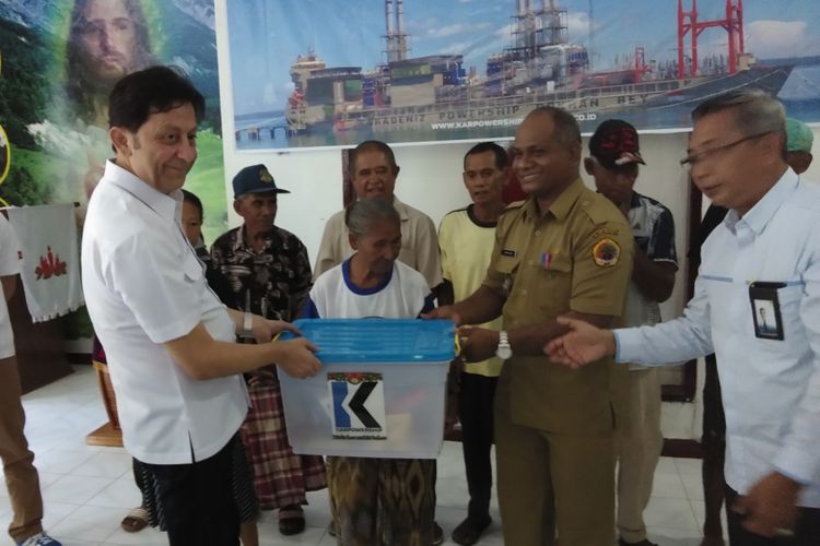 Direktur Karpowership Regional Asia M Ufuk Berk (kiri) saat memberikan bantuan sembako untuk warga  Kelurahan Bolok dan Kuanheun, Kecamatan Kupang Barat, Kabupaten Kupang, Nusa Tenggara Timur (NTT), Senin (18/12/2017)