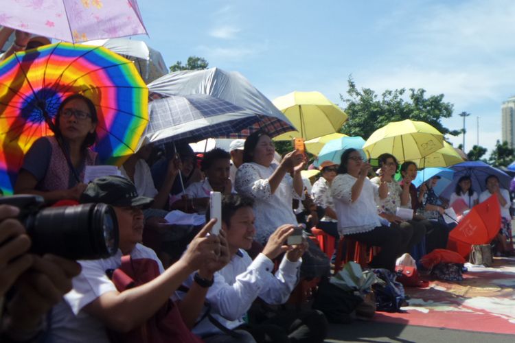 Jemaat GKK Yasmin Bogor dan HKBP Filadelfia kembali merayakan ibadah Natal di seberang Istana Merdeka, Senin (25/12/2017). Hal itu dikarenakan gereja mereka disegel meski telah mengantungi izin.