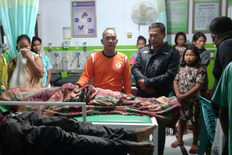 Jenazah ketiga pria yang tewas di dalam sumur saat berada di Pusat Kesehatan Masyarakat (Puskesmas) Sibulue, Kabupaten Bone, Sulawesi Selatan. Kamis, (4/1/2018).