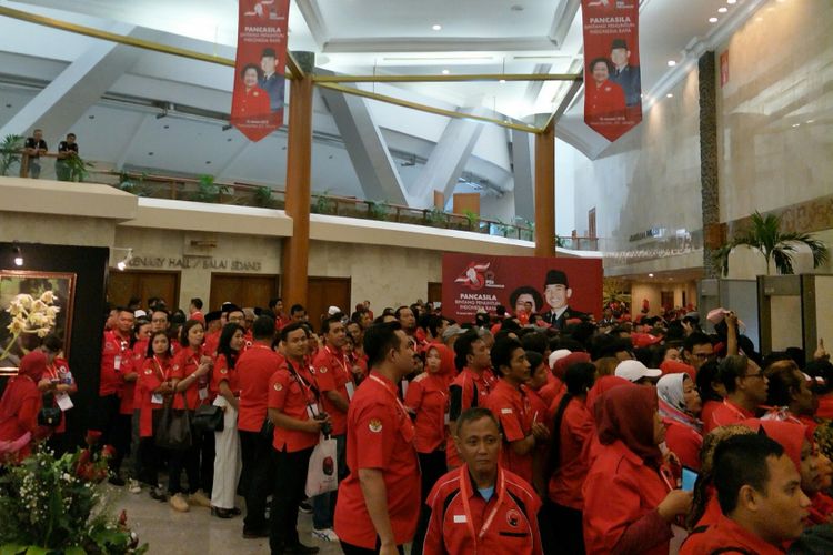 Kader Partai Demokrasi Indonesia Perjuangan (PDI-P) antri memasuki tempat perayaan hari ulang tahun PDI-P ke-45, di Jakarta Convention Center, Jakarta, Rabu (10/1/2018).