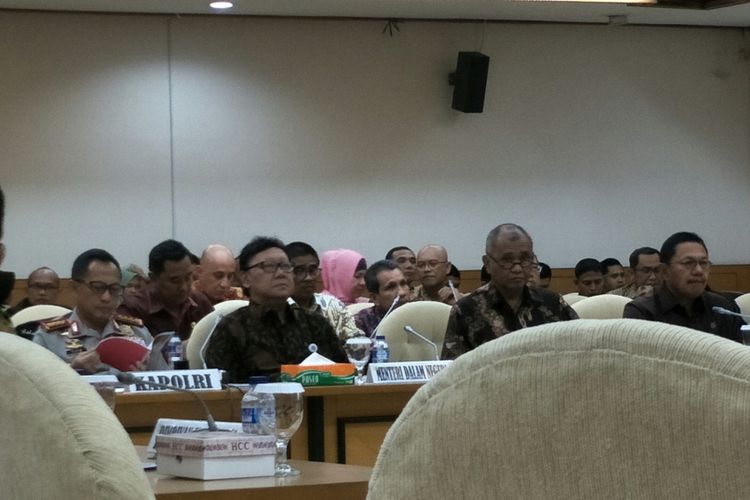 Rapat konsultasi pilkada DPR bersama Mendagri, Kapolri, KPK, Kejaksaan Agung, KPU, dan Bawaslu di Kompleks Parlemen, Senayan, Jakarta, Kamis (11/1/2018)