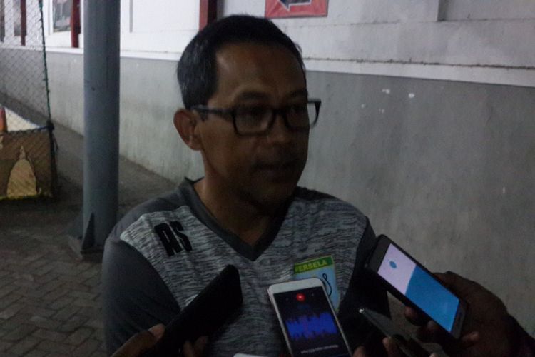 Pelatih Persela Lamongan, Aji Santoso saat ditemui usai latihan di Kota Malang, Senin (22/1/2018)