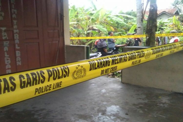 Rumah Milik korban Sunaryo yang ditemukan Tewas Pagi tadi, dipasang Garis Polisi
