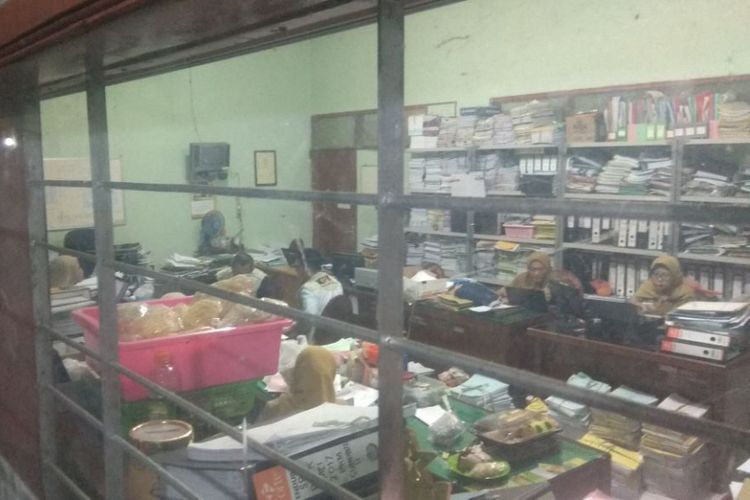 Tim penyidik dari Komisi Pemberantasan Korupsi (KPK) melakukan penggeledahan di kantor Dinas Kesehatan Kabupaten Jombang, Senin (5/2/2018), terkait kasus dugaan gratifikasi Bupati Jombang, Jawa Timur, Nyono Suharli Wihandoko.