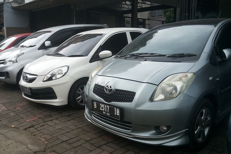 Deretan mobil bekas yang dijual di diler Kara Mobil, Jalan Margonda, Depok, Selasa (13/2/2018).