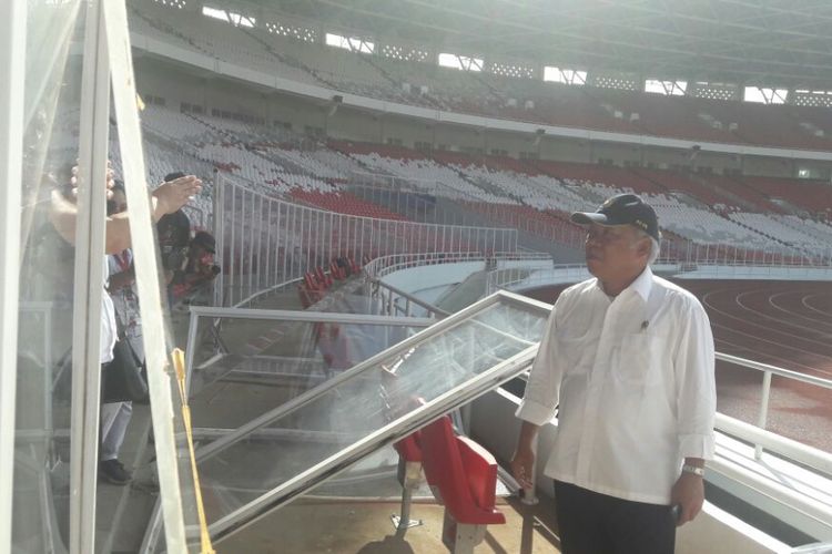 Menteri Pekerjaan Umum dan Perumahan Rakyat Basuki Hadimuljono saat meninjau kerusakan Stadion Utama Gelora Bung Karno (SUGBK), Senin (19/2/2018).