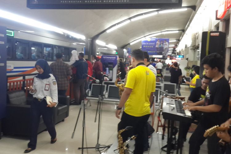Salah satu komunitas musik jazz saat tampil di ruang tunggu Stasiun Malang, Selasa (20/2/2018).