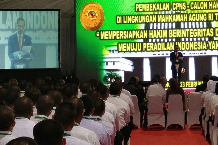 Presiden Joko Widodo memberikan pembekalan kepada 1591 calon hakim di Balai Diklat Mahkamah Agung, Megamendung, Jawa Barat, Rabu (21/2/2018). 