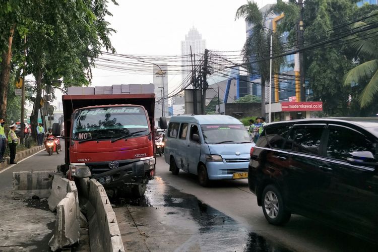 Sebuah truk bermuatan bata ringan atau hebel menabrak separator busway (pembatas jalur transjakarta) di Jalan Sultan Iskandar Muda, Kebayoran Lama, Jakarta Selatan, Jumat (23/2/2018) pagi.