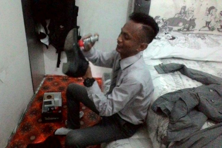 Berita Foto Gaya Mas Rinto Tukang  Bakso Berdasi Keliling 