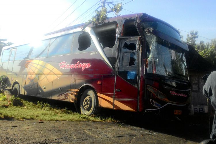 Bus Handoyo jurusan Malang Purwokerto menabrak sepeda motor di jalan poros Yogyakarta-Purworejo, tepatnya di depan SMP 2 Pengasih, desa Kedungsari, Kulon Progo, Kamis (8/3/2018) subuh.