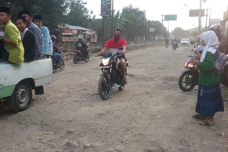 Jalan rusak di Kaliwungu Kendal, yang rusak karena sering dilewati truk bermuatan matrial jalan tol. 