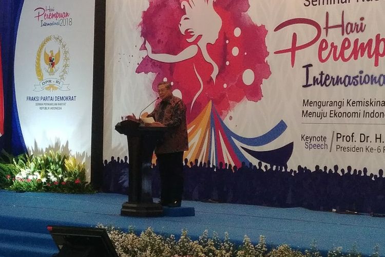 Ketua Umum Partai Demokrat Susilo Bambang Yudhoyono menjadi pembicara di Seminar Hari Perempuan Internasional yang digelar Fraksi Partai Demokrat di Komplek Parlemen, Senayan, Jakarta, Senin (19/3/2018).
