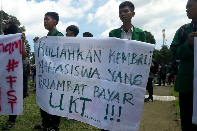Sejumlah mahasiwa membentangkan spanduk tuntutan saat menggelar unjukrasa di depan gedung rektoran Universitas Islam Negeri (UIN) Alauddin Makassar. Kabupaten Gowa, Sulawesi Selatan. Senin, (19/9/2018).