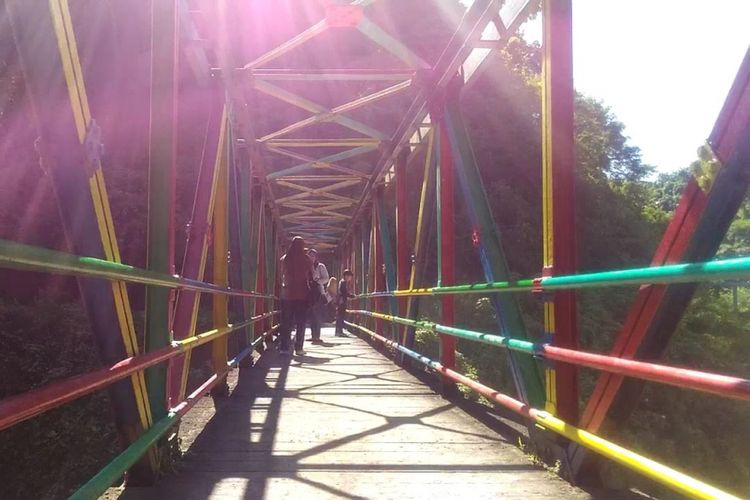 Jembatan besi berwarna warni di Kedung Pengilon Kendal. Kompas.Com /Slamet Priyatin