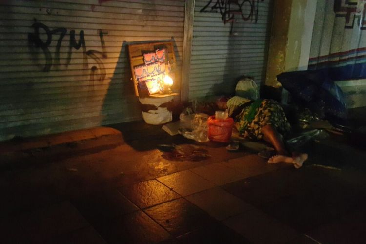 Sepi pembeli, Warti tiduran di samping jualannya.