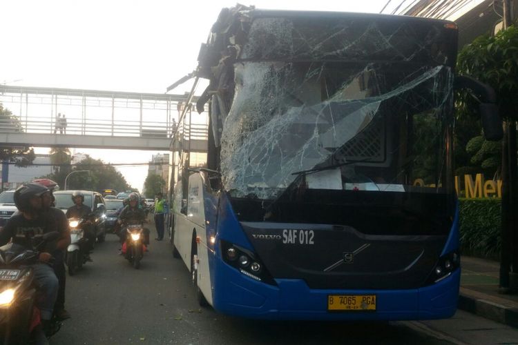 Sebuah bus transjakarta koridor 1 Blok M-Kota tertimpa pohon di Jalan Hayam Wuruk, Taman Sari, Jakarta Barat, Senin (30/4/2018).